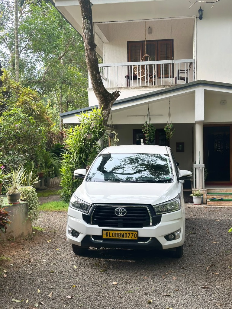 Toyota Innova Crysta KL 08 BW 0770 Front View